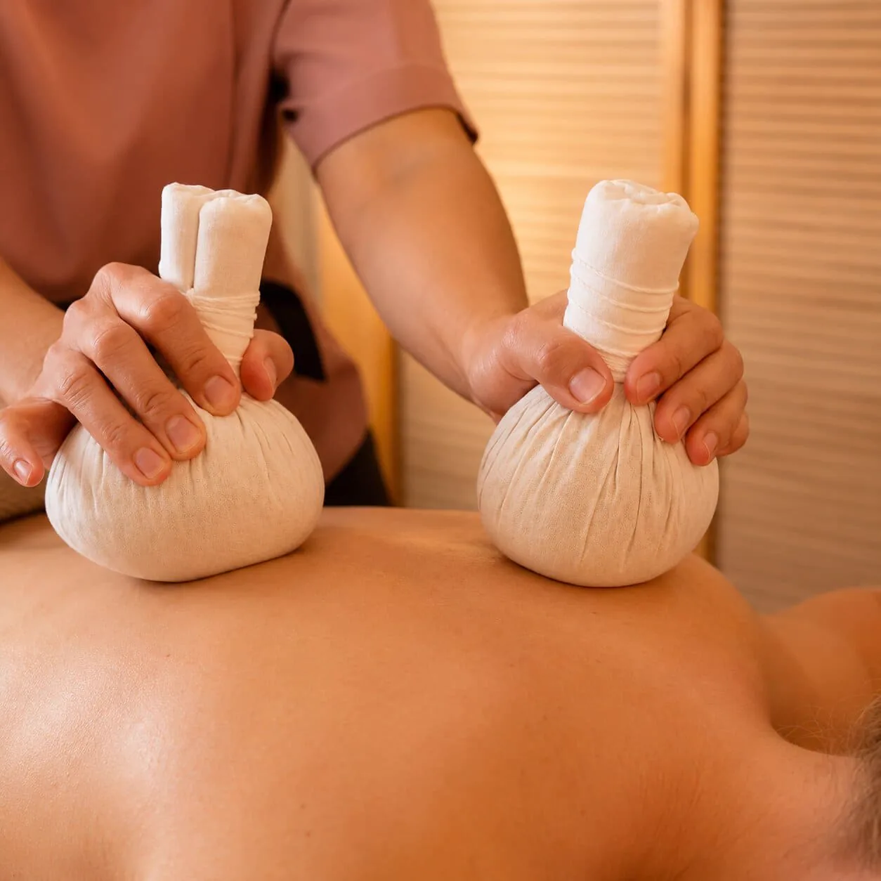 Kräuterstempel Massage Berlin